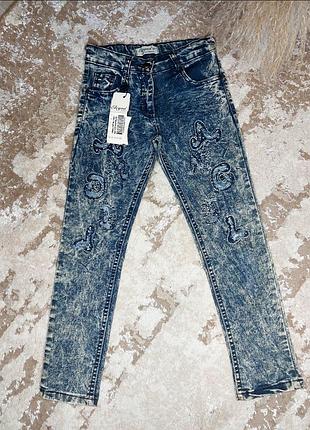 Джинсы на девочку 8-9 лет. новые.