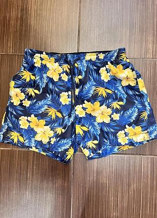 Брендовые яркие шорты.