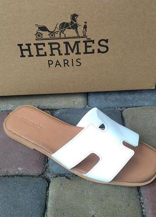 Сабо шльопкі жіночі білі шкіряні  hermes  на бежевій підошві