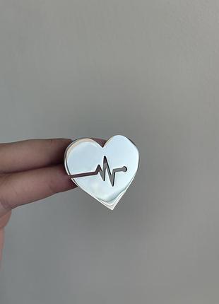 Металева брошка серце в ритмі життя сріблясте