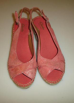 Новые кожаные босоножки clarks , р 37 ( 4 uk) на танкетке,