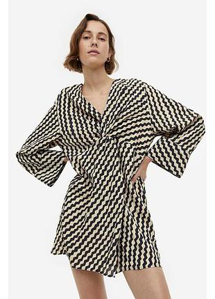 Короткое платье h&m зигзаг бежевое с чёрным оверсайз