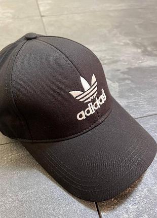 Кепка адидас adidas мужская с объемной вышивкой однотонная универсальная