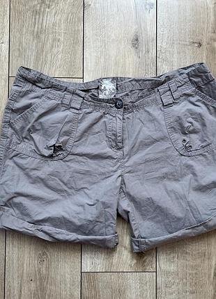 Короткі жіночі шорти