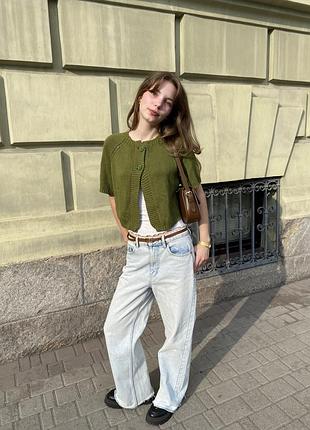 Зелений кардиган на двох ґудзиках
