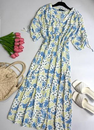 Ніжна сукня в патріотичний принт m&s