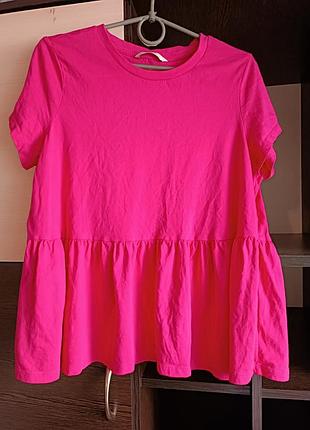 Яскрава футболка