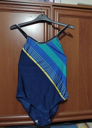 Купальник суцільний.