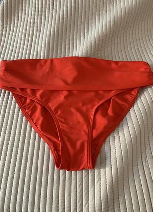 Яскраво червоні плавки