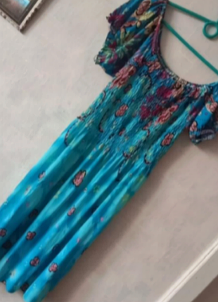 Голубое платье в разноцветные цветочки