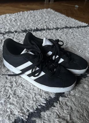 Кросівки adidas 38