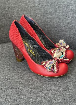 Туфлі бренду irregular choice червоного кольору