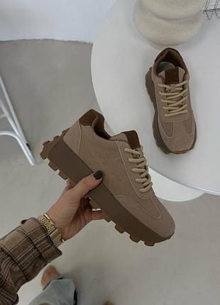 Бежевые кроссовки на платформе из натуральной замши