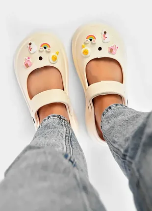 Кроксы женские молочного цвета