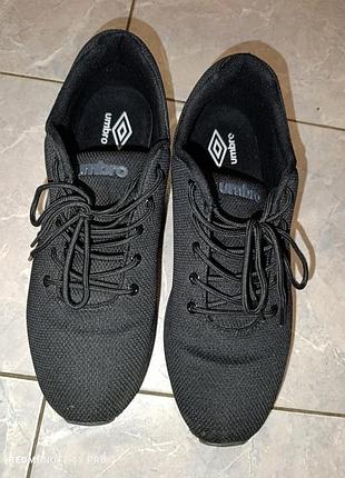 Кросівки umbro в чудовому стані!
все ціле беж жодних зауважень!
стан нових!
устілка 29.5 повноцінний 45р.на 46 трішки не зручно!
вдягались пару разів!