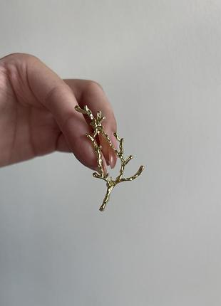 Металева брошка золота гілка