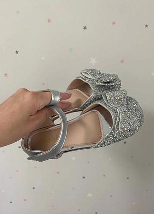Блестящие туфли для девочки