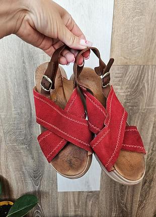 Босоножки кожаные