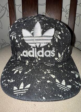 Бейсболка adidas.
