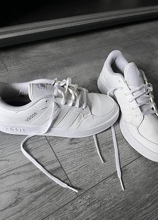Кросівки adidas жіночі білі розмір 39-40