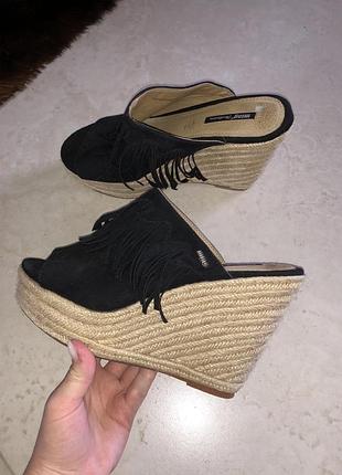 Mtng босоніжки на плетеній платформі танкетці босоножки плетёной танкетке платформе