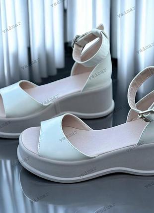 36-41 рр босоніжки на фігурній танкетці натуральна замша/шкіра чорний, бежевий, білий, капучино