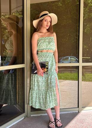 Легкий літній костюмчик і тканини, що струмують принт квітковий топ і спідниця довжини міді бретелі