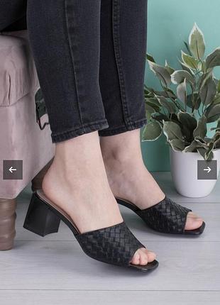 Жіночі чорні шльопанці на підборах
