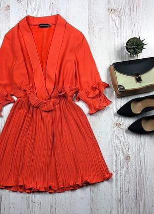 Яркое платье prettylittlething с низом плиссе и модными рюшами