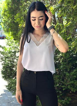 Блузка свободного кроя с кружевом
