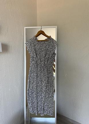 Дуже гарна сукня на літо легенький матеріал😍