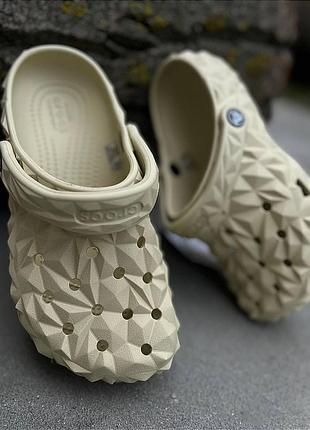 Crocs classic geometric bone кроксы сабо унисекс crocs classic geometric bone