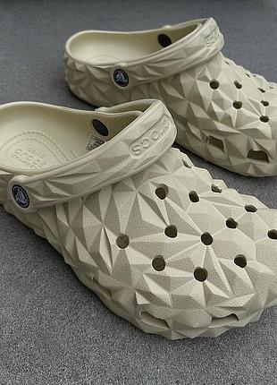 Кроксы сабо crocs crocs classic geometric bone все размеры в наличии