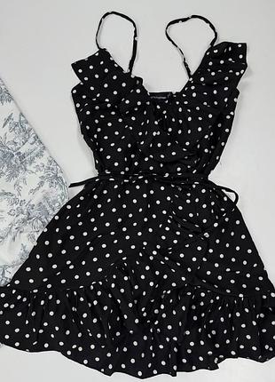 Милое черное платье в горох на запах от фирмы
prettylittlething