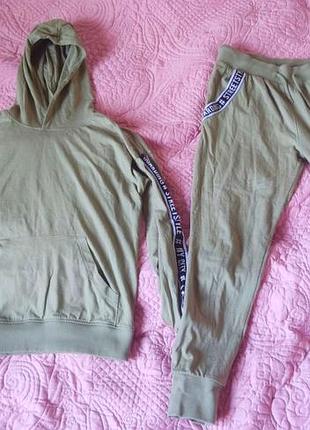 Гарний спортивний костюм у відмінному стані. 146-152 см. на 10-12 років