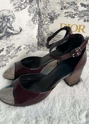 Лакові босоніжки жіночі