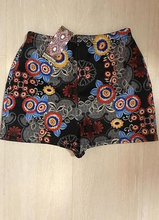 Очень красивые и стильные брендовые яркие шортики в цветах.