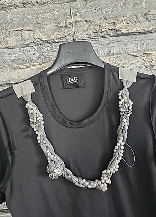 Ошатна чорна футболка з прикрасою