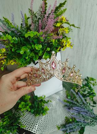 Невероятно красивая корона тиара диадема для невесты с камнями
для фотосессии
золотистая с серебристыми и розовыми камушками
