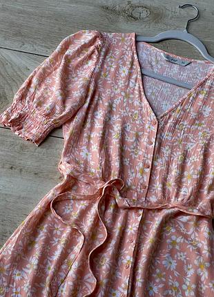 Красивый персиковый сарафан в мелкий цветочек