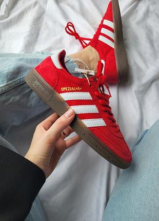 Женские кроссовки adidas spezial red