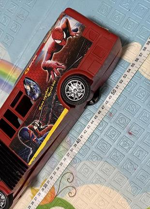 🚌 величезний автобус — їздить, але середнє колесо трохи недолік!