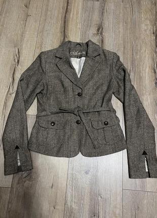 Очень стильный шерстяной пиджак amisu