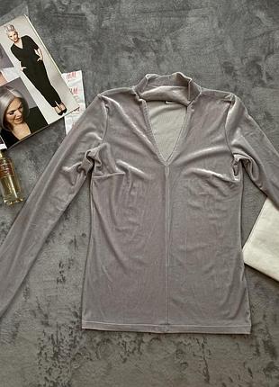 Красива жіноча кофта з вирізом для декольте