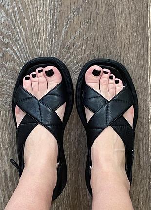 Чорні босоніжки на кожен день • м’яка анатомічна устілка • надійна застібка • стильний дизайн