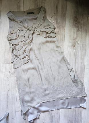 Шелковое платье с рюшами серое