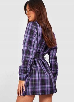 Платье - рубашка в клетку.
