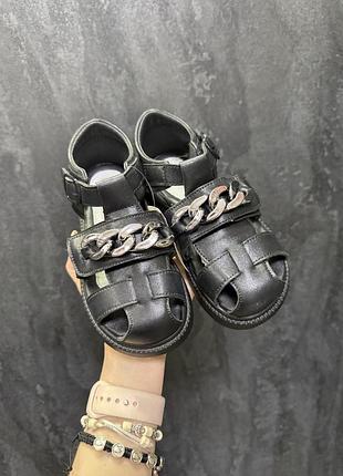 Босоніжки закриті для дівчинки