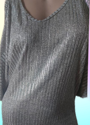 Серебристое платье- туника с открытыми плечами