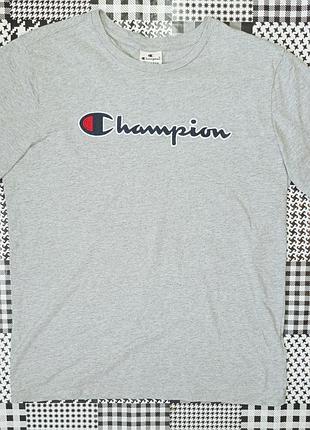 Футболка champion в идеальном состоянии с вышитым лого спереди